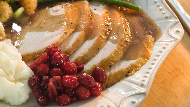 PHOTO:  Sliced turkey and cranberries can be served on top of crackers.