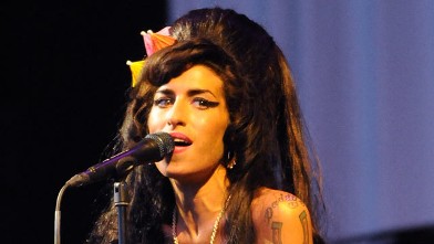 PHOTO: Amy Winehouse performs on the Pyramid stage during day two of the Glastonbury Festival at Worthy Farm, Pilton, June 28, 2008 in Glastonbury, Somerset, England.