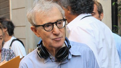 PHOTO: Woody Allen films at Via Della Vite, Aug. 17, 2011 in Rome, Italy.righ