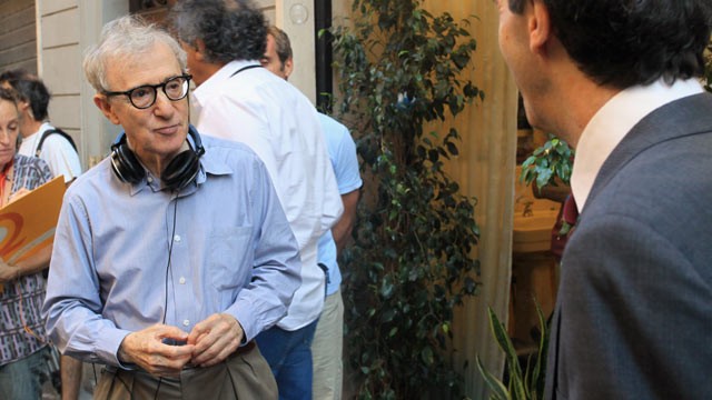PHOTO: Woody Allen films at Via Della Vite, Aug. 17, 2011 in Rome, Italy.righ