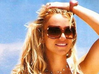 Photos: Britney Spears Awes in Bikini