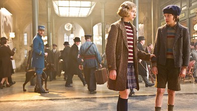 PHOTO: Chloe Grace Moretz plays Isabelle and Asa Butterfield plays Hugo Cabret in "Hugo," from Paramount Pictures and GK Films.