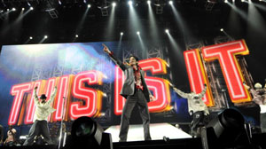 PHOTO Michael Jackson (C) rehearses for his planned shows in London at the Staples Center