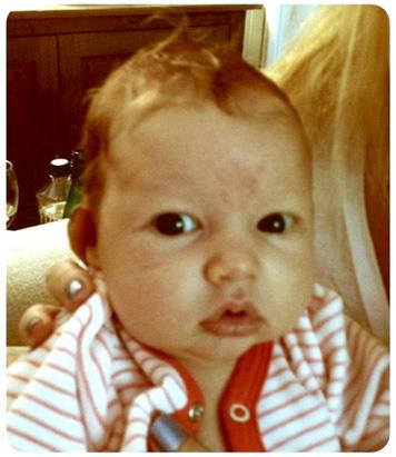 Jessica Simpson Tweets Photo of Baby Girl