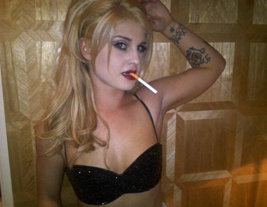 Kelly Osbourne smokin
