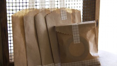 PHOTO: These small brown bags on Etsy are perfect for cookie gift-giving.