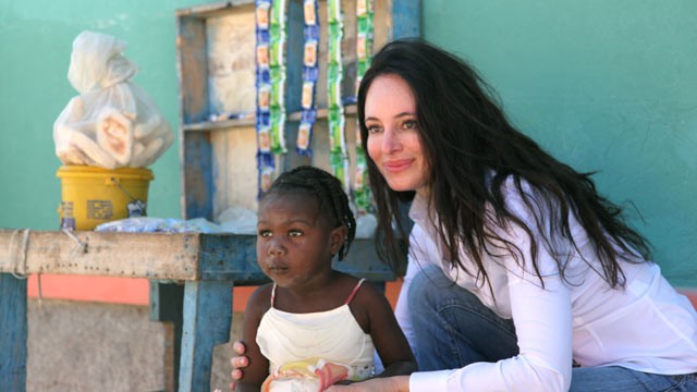 PHOTO: Actress Madeleine Stowe works to help build a new school for children in Haiti.