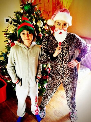 miley cyrus shows her xmas spirit picture stars celebrate the holidays abc news - Miley Cyrus Christmas miley cyrus shows her xmas spirit picture stars celebrate the holidays abc news - Miley Cyrus Christmas