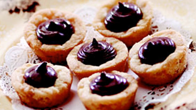 PHOTO: Peanut butter kiss cookies from the kitchen of Sandra Lee are shown.