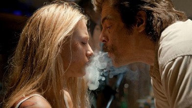 PHOTO: Benicio Del Toro, left, and Blake Lively in Savages.