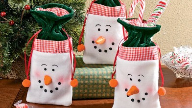 PHOTO: Oriental Trading's drawstring snowman gift bag is shown here.