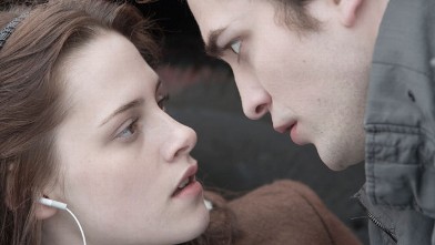 PHOTO: Kristen Stewart, left, and Robert Pattinson star in the thriller "Twilight."