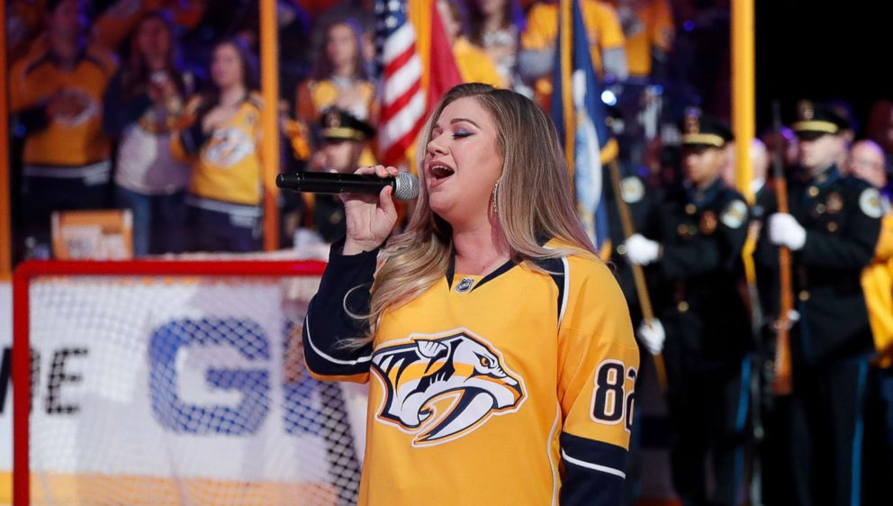 kelly clarkson super bowl national anthem