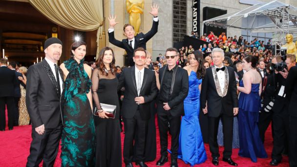 Benedict Cumberbatch Photobombs U2 on Oscars Red Carpet - ABC News