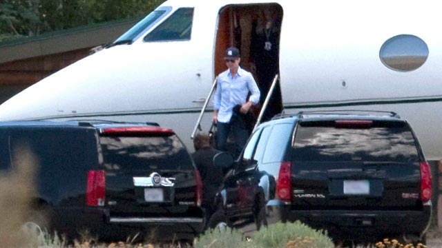 PHOTO: Tom Cruise arrives at Mammoth Lake Airport in Calif., July 9, 2012, where he is shooting his new science fiction movie, "Oblivion."