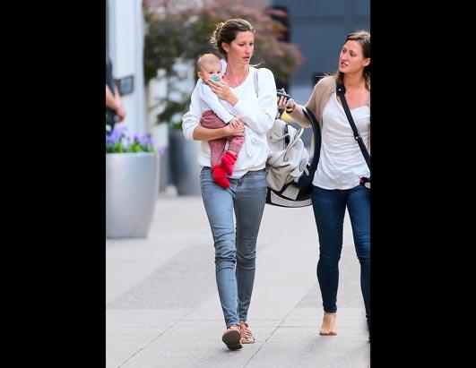 Gisele Bunchen Walks With Daughter In NYC