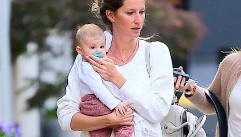 Gisele Bunchen Walks With Daughter In NYC