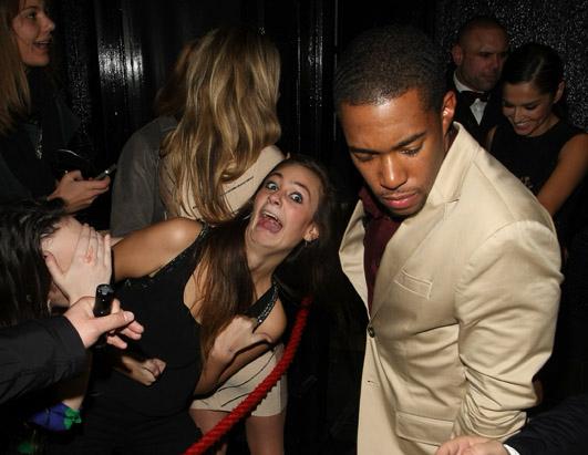 Kelly Clarkson Photobombs at The Grammys