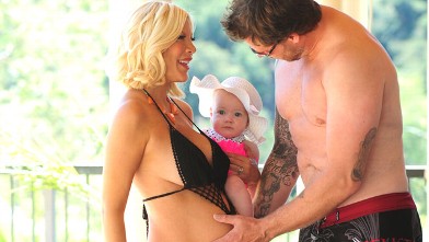 PHOTO: Tori Spelling, Dean McDermott and baby Hattie