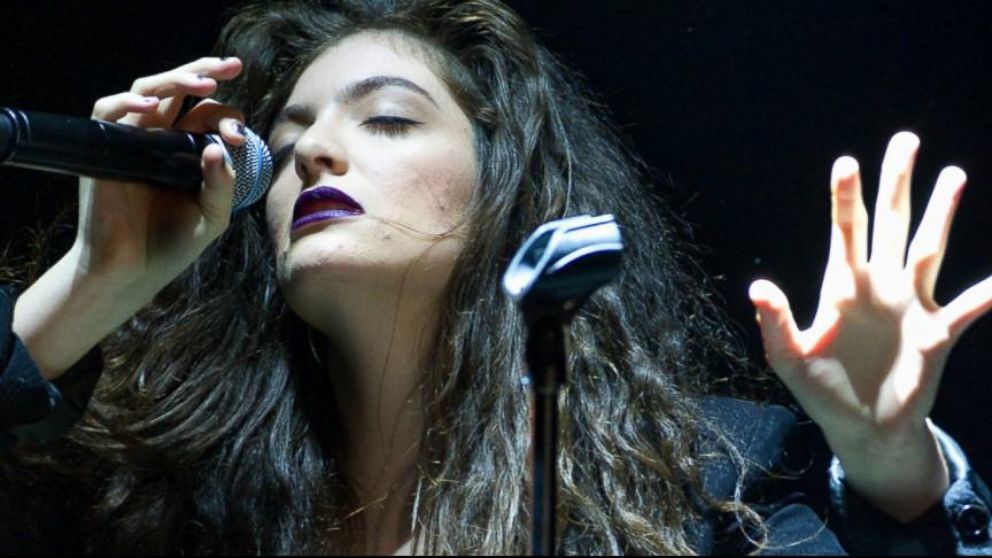 VIDEO: Lorde Reveals Untouched Photos of Her Face