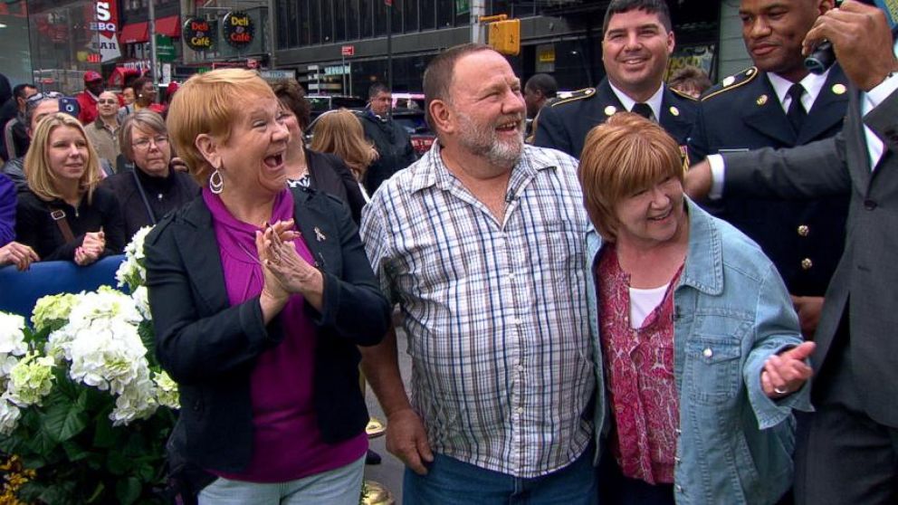 VIDEO: With the help of "GMA," couple announces they are expecting a baby to be born during the holidays.