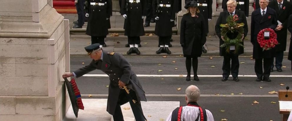 remembrance day uk queen on balcony