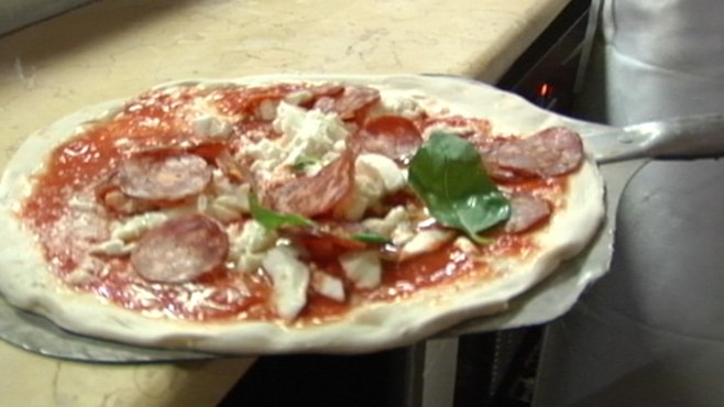 VIDEO: Nutritionist Cynthia Sass explains how prepare a healthy pizza.