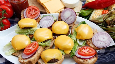 PHOTO: Rocco DiSpirito prepares his cheeseburgers on "Good Morning America," July 18, 2011.