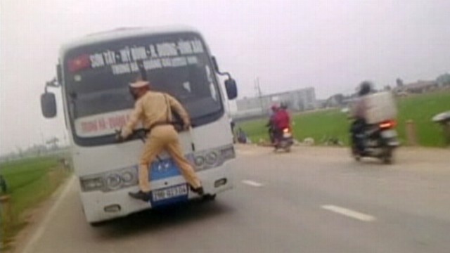 VIDEO: Hanoi bus driver tried to flee while a traffic cop clung to his windshield.