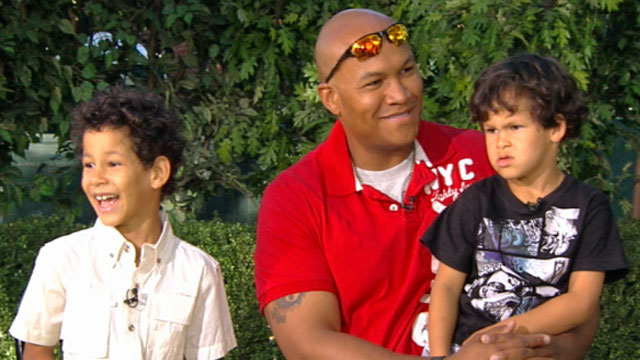 PHOTO: Army Staff Sgt. Eddie Peoples, with his two young sons, discusses his heroic deed of stopping a bank robbery with Good Morning Americas George Stephanopoulos.
