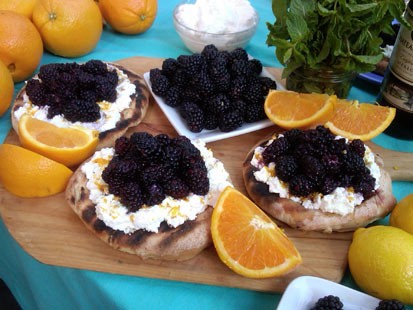 PHOTO: Alex Guarnaschelli prepares his fruit pizza on "Good Morning America," July 26, 2011.