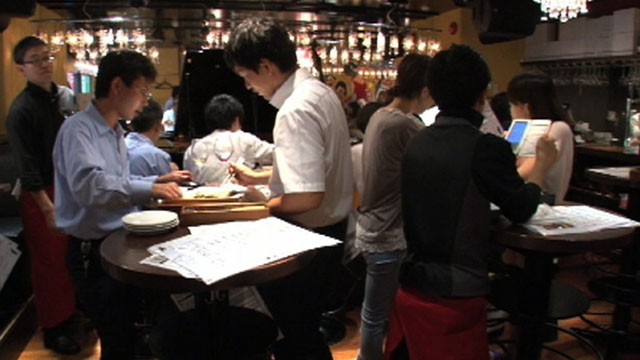 VIDEO: Dozens of seatless restaurants in Japan offer gourmet dishes at affordable prices.