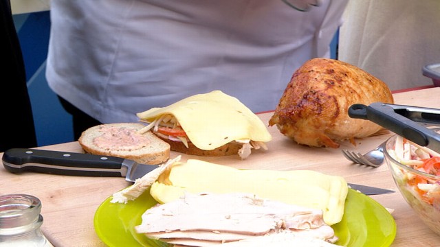 VIDEO: Chef Emeril Lagasse shows the 'GMA' anchors how to turn last night?s turkey into today?s top dish.
