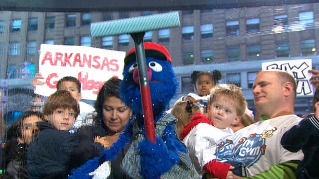 VIDEO: "Sesame Street" star decided windows outside the "GMA" set weren?t clean enough.