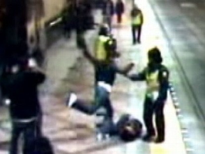 VIDEO: Seattle Beating Cops Look On