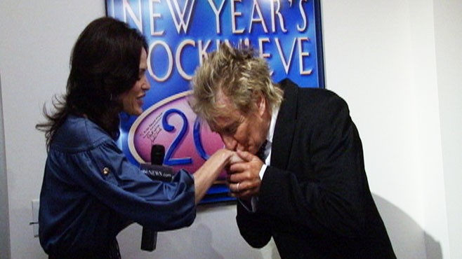 VIDEO: Legendary singer Rod Stewart charms our own Tanya Rivero.