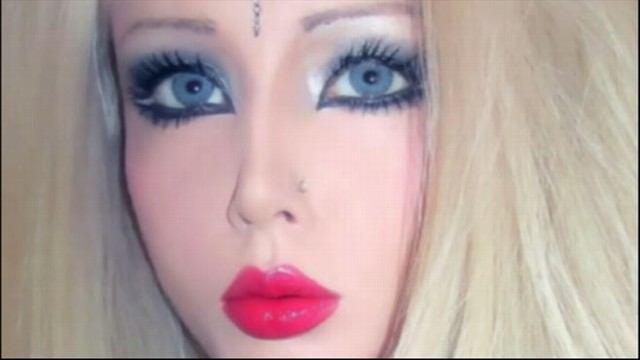 VIDEO: A strange fixation turns into new Internet sensation.