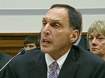 A picture of Thomas Fuld speaking in front of Congress.
