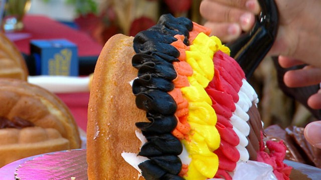 VIDEO: Host of 'The Cake Boss' prepares favorite sweets in preparation of Thanksgiving.