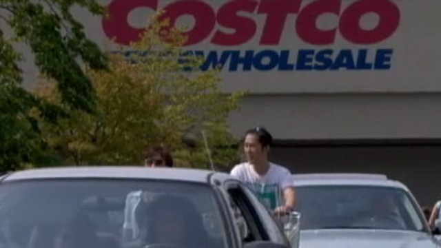 VIDEO: Surging Canadian dollar brings bargain shoppers to U.S. seeking great deals on bulk items.