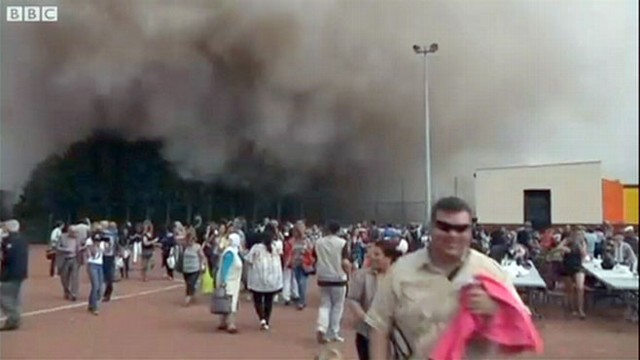 VIDEO: Demolition Leaves Spectators in Cloud of Dust