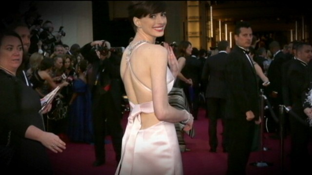 VIDEO: Anne Hathaways Last-Minute, Oscar-Dress Switch