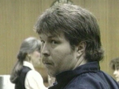 VIDEO: Manhunt is underway for killer who escaped mental hospital during a field trip.