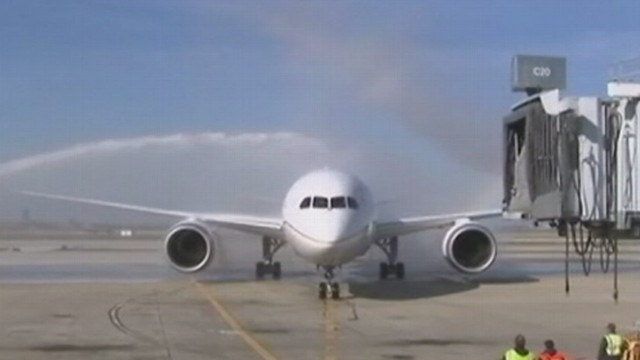 VIDEO: Oil filter malfunction is the latest nightmare for Boeings dreamliners.
