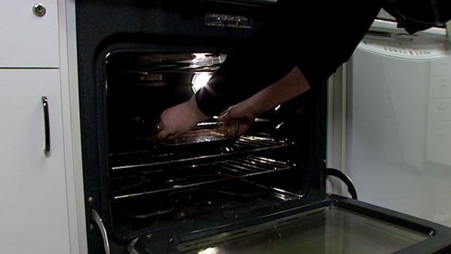 VIDEO: Consumer Reports investigates complaints of shattering glass bakeware.
