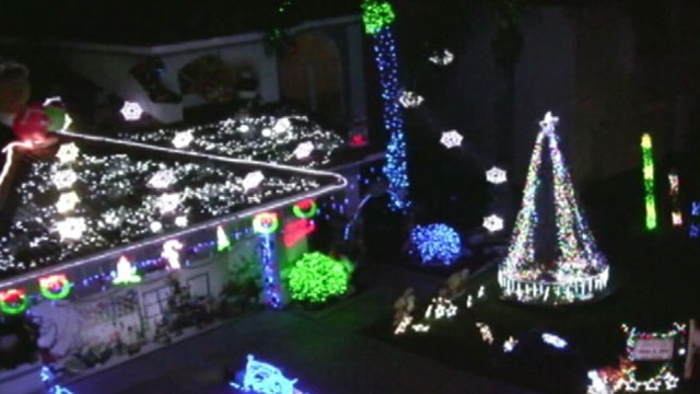 VIDEO: Jeff Ostroff uses 60,000 lights to turn his home into a winter wonderland.