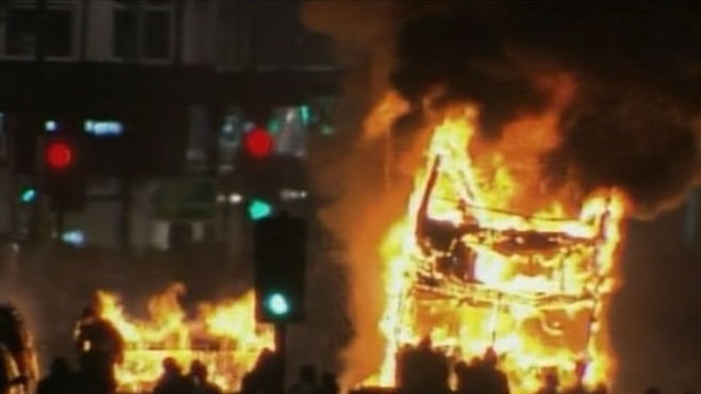 VIDEO: Residents set buildings, cop cars ablaze after man shot dead by London police.