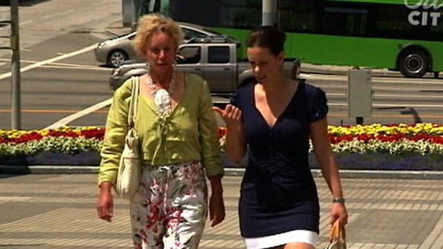 VIDEO: More families go under the knife together to reduce signs of aging.