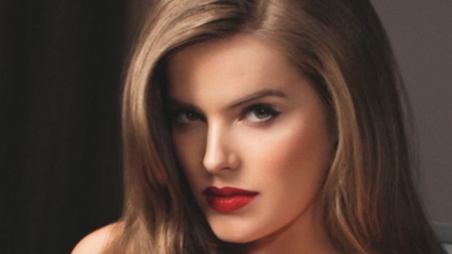 VIDEO: Robyn Lawley made waves in Australia when Vogue featured her within their pages.