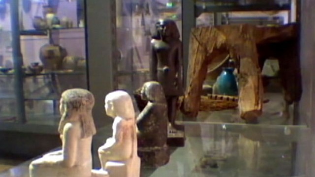 VIDEO: Mysterious Egyptian statue appeared to rotate away from tourists for an 11-hour period.